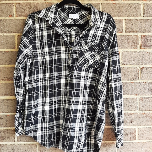 Gap black and white plaid  flannel shirt with 3 button boyfriend fit size medium - Picture 1 of 10